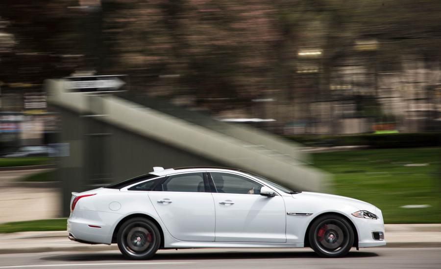  Jaguar XJR 2016 года  (US) (фото 8 из 13)